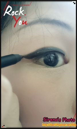 超防水抗暈36H眼線膠筆_使用中