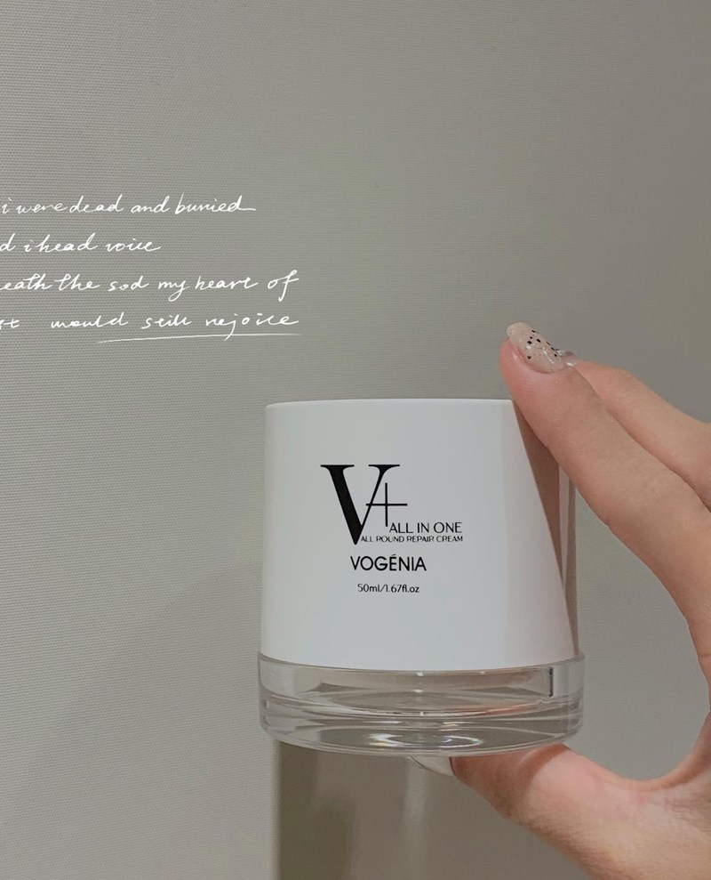 女人知己試用大隊,口碑行銷,部落客行銷,V+全方位修護乳霜,VOGÉNIA V+全方位修護乳霜,舒緩肌膚壓力,生活壓力也是會造成肌膚老化的原因之一,有研究報告指出，生活壓力可能是指生理上的睡眠不足,工作的壓力,人際關係等，還有外在的環境,現今的疫情,氣候的變化，這些對於肌膚來說都是一個壓力的來源。,懶人福星 一罐就足夠,專利研發,保持肌膚水潤度，使肌膚如絲般順滑,有助於舒緩和護理肌膚,提升肌膚對環境傷害的保護力優良製作,國際認證,專業技術