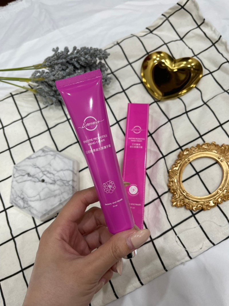 女人知己試用大隊,口碑行銷,部落客行銷,Esmomho日初酵素益生菌護手霜,日初Esmomho,台灣在地蔬果酵素,台灣酵素村,好菌保護膜,甜杏仁油,維他命E,各種蜂蜜萃取,梔子花精油,香味,清爽滋潤,不油膩,舒緩,適用敏感肌,膚色亮白,柔嫩觸感