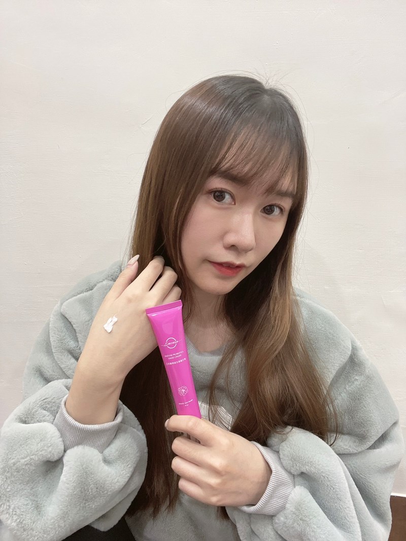 女人知己試用大隊,口碑行銷,部落客行銷,Esmomho日初酵素益生菌護手霜,日初Esmomho,台灣在地蔬果酵素,台灣酵素村,好菌保護膜,甜杏仁油,維他命E,各種蜂蜜萃取,梔子花精油,香味,清爽滋潤,不油膩,舒緩,適用敏感肌,膚色亮白,柔嫩觸感