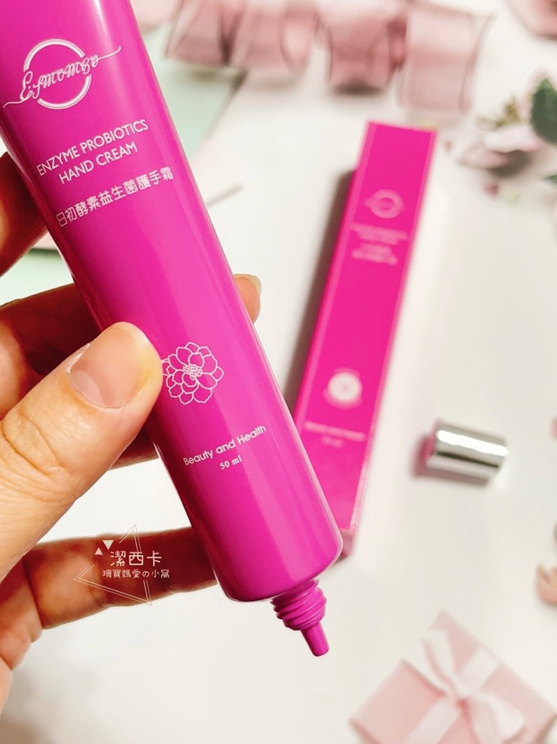 女人知己試用大隊,口碑行銷,部落客行銷,Esmomho日初酵素益生菌護手霜,日初Esmomho,台灣在地蔬果酵素,台灣酵素村,好菌保護膜,甜杏仁油,維他命E,各種蜂蜜萃取,梔子花精油,香味,清爽滋潤,不油膩,舒緩,適用敏感肌,膚色亮白,柔嫩觸感