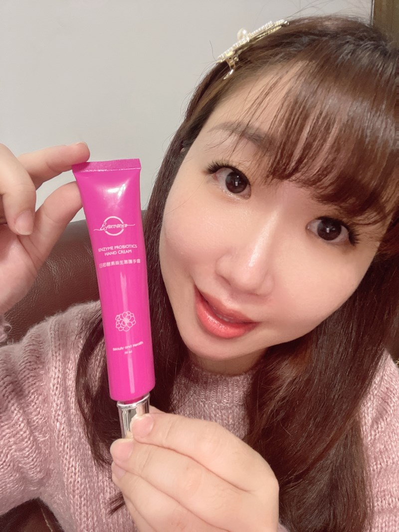 女人知己試用大隊,口碑行銷,部落客行銷,Esmomho日初酵素益生菌護手霜,日初Esmomho,台灣在地蔬果酵素,台灣酵素村,好菌保護膜,甜杏仁油,維他命E,各種蜂蜜萃取,梔子花精油,香味,清爽滋潤,不油膩,舒緩,適用敏感肌,膚色亮白,柔嫩觸感