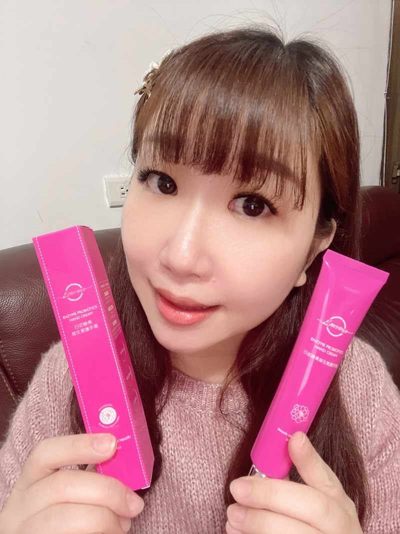 女人知己試用大隊,口碑行銷,部落客行銷,Esmomho日初酵素益生菌護手霜,日初Esmomho,台灣在地蔬果酵素,台灣酵素村,好菌保護膜,甜杏仁油,維他命E,各種蜂蜜萃取,梔子花精油,香味,清爽滋潤,不油膩,舒緩,適用敏感肌,膚色亮白,柔嫩觸感