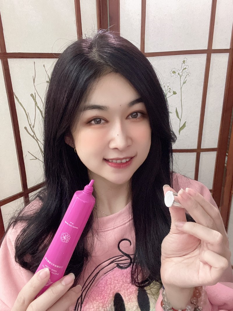 女人知己試用大隊,口碑行銷,部落客行銷,Esmomho日初酵素益生菌護手霜,日初Esmomho,台灣在地蔬果酵素,台灣酵素村,好菌保護膜,甜杏仁油,維他命E,各種蜂蜜萃取,梔子花精油,香味,清爽滋潤,不油膩,舒緩,適用敏感肌,膚色亮白,柔嫩觸感