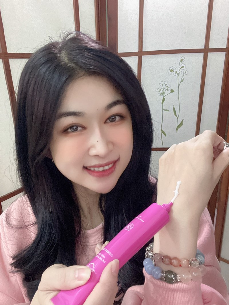 女人知己試用大隊,口碑行銷,部落客行銷,Esmomho日初酵素益生菌護手霜,日初Esmomho,台灣在地蔬果酵素,台灣酵素村,好菌保護膜,甜杏仁油,維他命E,各種蜂蜜萃取,梔子花精油,香味,清爽滋潤,不油膩,舒緩,適用敏感肌,膚色亮白,柔嫩觸感