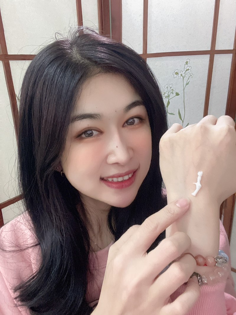 女人知己試用大隊,口碑行銷,部落客行銷,Esmomho日初酵素益生菌護手霜,日初Esmomho,台灣在地蔬果酵素,台灣酵素村,好菌保護膜,甜杏仁油,維他命E,各種蜂蜜萃取,梔子花精油,香味,清爽滋潤,不油膩,舒緩,適用敏感肌,膚色亮白,柔嫩觸感