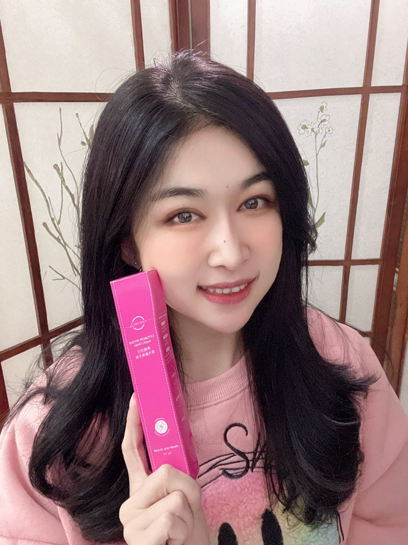 女人知己試用大隊,口碑行銷,部落客行銷,Esmomho日初酵素益生菌護手霜,日初Esmomho,台灣在地蔬果酵素,台灣酵素村,好菌保護膜,甜杏仁油,維他命E,各種蜂蜜萃取,梔子花精油,香味,清爽滋潤,不油膩,舒緩,適用敏感肌,膚色亮白,柔嫩觸感