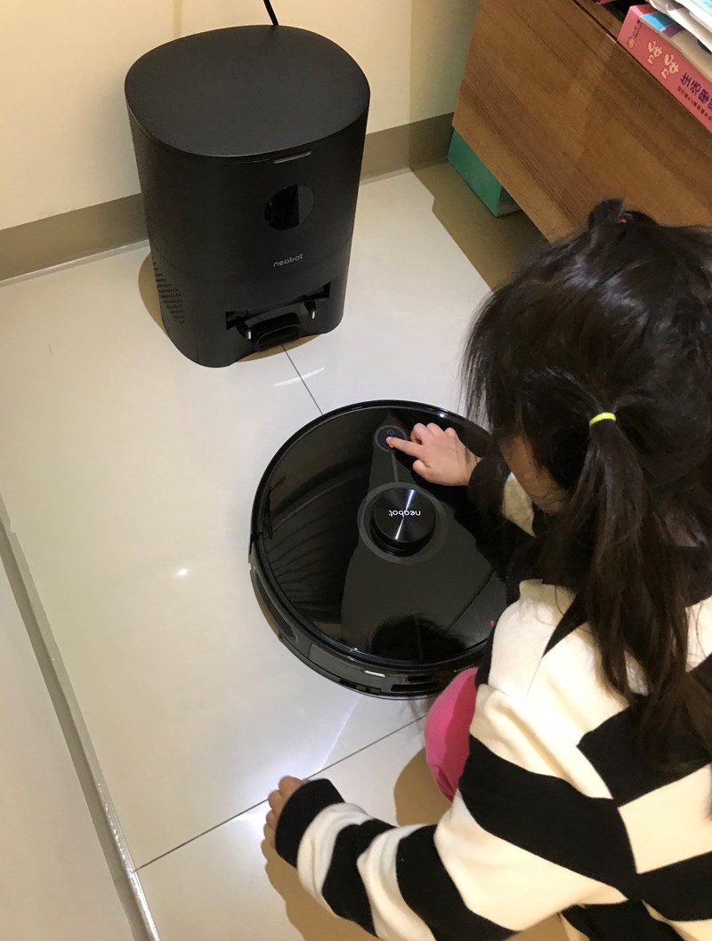 女人知己試用大隊,口碑行銷,部落客行銷,NEABOT N2 PLUS 自動集塵堡掃拖機器人,NEABOT N2 PLUS,自動集塵掃拖機器人,市場最低價,清潔效率提升90%,無人車鐳射導航技術,新一代LDS8.0 LIDAR技術,強大的避障能力及清掃效率,2.8公升大容量集塵袋,250ml恆壓電控大水箱,2700PA吸力,4段式吸力調整,地毯自動增壓,沿牆偵測感應僅1cm,APP智能操作,預約清掃,設定禁區