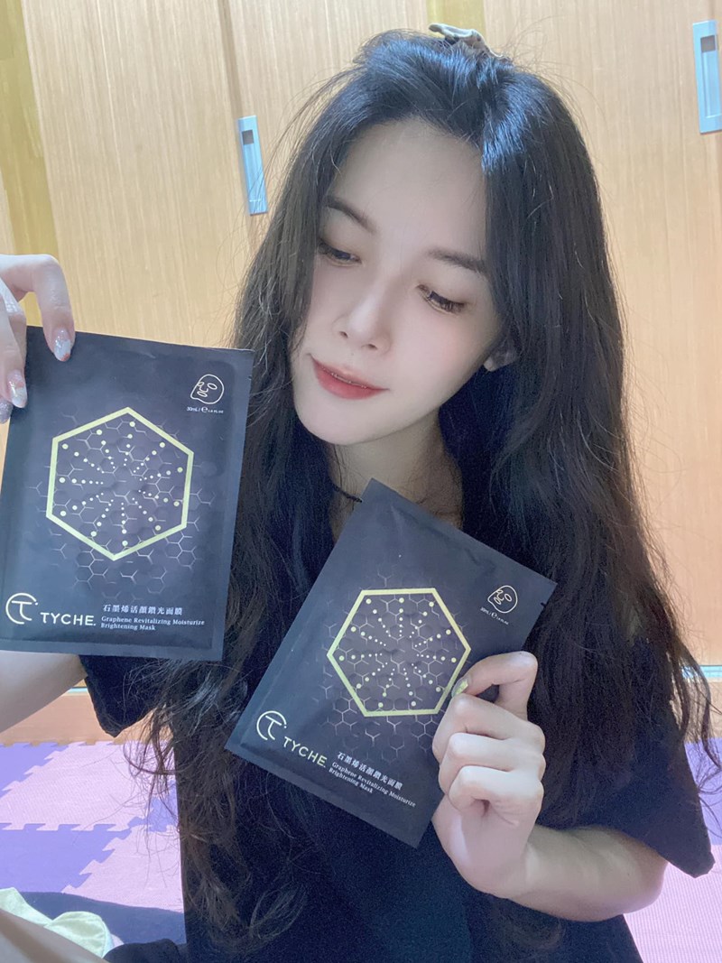 女人知己試用大隊,口碑行銷,部落客行銷,TYCHE太姬  石墨烯活顏鑽光面膜 ,TYCHE太姬,石墨烯,面膜,黑面膜,石墨烯面膜,石墨烯活顏鑽光面膜,面膜界的美肌導入儀,六胜肽,蠶絲蛋白,傳明酸,海藻醣,台灣面膜,台灣保養品牌,保溼,緊緻,賦活