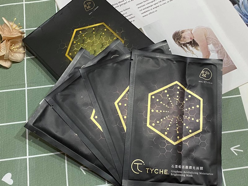 女人知己試用大隊,口碑行銷,部落客行銷,TYCHE太姬  石墨烯活顏鑽光面膜 ,TYCHE太姬,石墨烯,面膜,黑面膜,石墨烯面膜,石墨烯活顏鑽光面膜,面膜界的美肌導入儀,六胜肽,蠶絲蛋白,傳明酸,海藻醣,台灣面膜,台灣保養品牌,保溼,緊緻,賦活