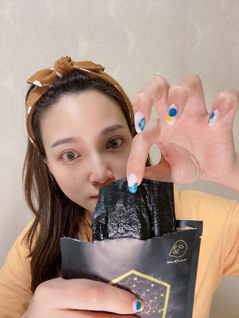 女人知己試用大隊,口碑行銷,部落客行銷,TYCHE太姬  石墨烯活顏鑽光面膜 ,TYCHE太姬,石墨烯,面膜,黑面膜,石墨烯面膜,石墨烯活顏鑽光面膜,面膜界的美肌導入儀,六胜肽,蠶絲蛋白,傳明酸,海藻醣,台灣面膜,台灣保養品牌,保溼,緊緻,賦活