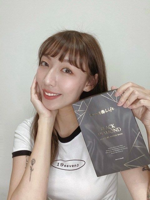 女人知己試用大隊,口碑行銷,部落客行銷,KANGLIFE 黑鑽石墨烯修護面膜,石墨烯修護面膜,植萃精華,六角網紋,均勻分布每次肌膚,採用石墨烯材料，打造獨家六角網膜,石墨烯舒緩疲倦的肌膚,舒緩肌膚壓力,淨白,溫和肌膚,修護,防止肌膚老化,30ml植萃精華液,1片抵6片,SGS安心認證,KANGLIFE 敏感肌專家,敏感肌可用