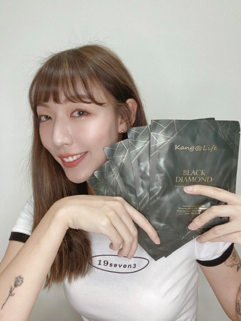 女人知己試用大隊,口碑行銷,部落客行銷,KANGLIFE 黑鑽石墨烯修護面膜,石墨烯修護面膜,植萃精華,六角網紋,均勻分布每次肌膚,採用石墨烯材料，打造獨家六角網膜,石墨烯舒緩疲倦的肌膚,舒緩肌膚壓力,淨白,溫和肌膚,修護,防止肌膚老化,30ml植萃精華液,1片抵6片,SGS安心認證,KANGLIFE 敏感肌專家,敏感肌可用