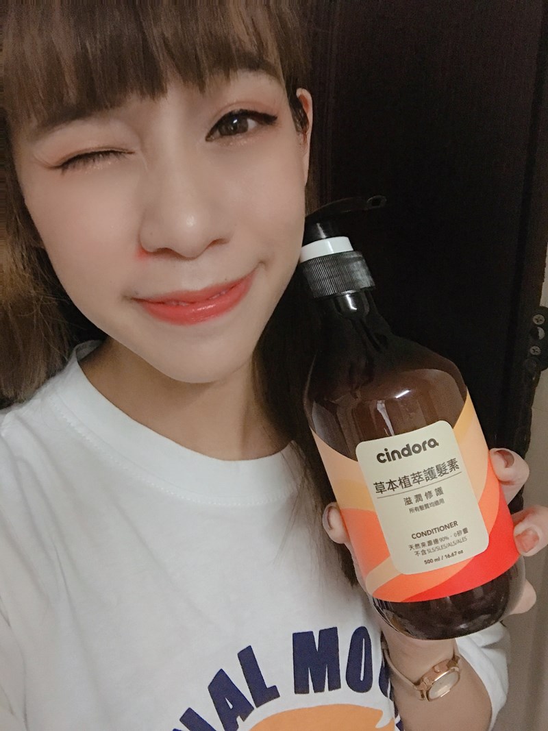女人知己試用大隊,口碑行銷,部落客行銷,馨朵拉cindora 草本植萃洗髮精+草本植萃護髮素,馨朵拉草本植萃洗髮精,馨朵拉草本植萃護髮素,馨朵拉cindora,堅持不添加任何有疑慮成分,0矽靈,不含SLS, SLES,ALS,ALES,不添加MI/MCI防腐劑,不添加色素,Parabens,不做動物性實驗,撫平糾結毛躁,調理頭皮,敏弱頭皮適用,孕婦適用,溫和不易刺激,Spa級香氛