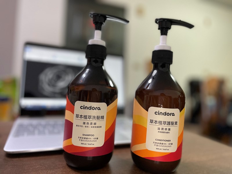 女人知己試用大隊,口碑行銷,部落客行銷,馨朵拉cindora 草本植萃洗髮精+草本植萃護髮素,馨朵拉草本植萃洗髮精,馨朵拉草本植萃護髮素,馨朵拉cindora,堅持不添加任何有疑慮成分,0矽靈,不含SLS, SLES,ALS,ALES,不添加MI/MCI防腐劑,不添加色素,Parabens,不做動物性實驗,撫平糾結毛躁,調理頭皮,敏弱頭皮適用,孕婦適用,溫和不易刺激,Spa級香氛