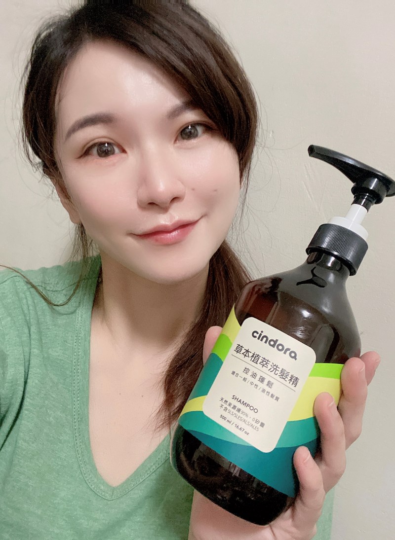 女人知己試用大隊,口碑行銷,部落客行銷,馨朵拉cindora 草本植萃洗髮精+草本植萃護髮素,馨朵拉草本植萃洗髮精,馨朵拉草本植萃護髮素,馨朵拉cindora,堅持不添加任何有疑慮成分,0矽靈,不含SLS, SLES,ALS,ALES,不添加MI/MCI防腐劑,不添加色素,Parabens,不做動物性實驗,撫平糾結毛躁,調理頭皮,敏弱頭皮適用,孕婦適用,溫和不易刺激,Spa級香氛