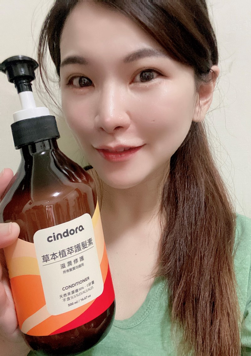 女人知己試用大隊,口碑行銷,部落客行銷,馨朵拉cindora 草本植萃洗髮精+草本植萃護髮素,馨朵拉草本植萃洗髮精,馨朵拉草本植萃護髮素,馨朵拉cindora,堅持不添加任何有疑慮成分,0矽靈,不含SLS, SLES,ALS,ALES,不添加MI/MCI防腐劑,不添加色素,Parabens,不做動物性實驗,撫平糾結毛躁,調理頭皮,敏弱頭皮適用,孕婦適用,溫和不易刺激,Spa級香氛