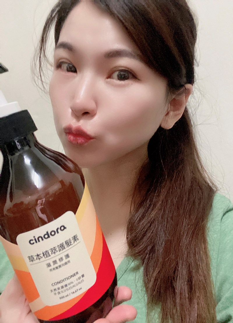 女人知己試用大隊,口碑行銷,部落客行銷,馨朵拉cindora 草本植萃洗髮精+草本植萃護髮素,馨朵拉草本植萃洗髮精,馨朵拉草本植萃護髮素,馨朵拉cindora,堅持不添加任何有疑慮成分,0矽靈,不含SLS, SLES,ALS,ALES,不添加MI/MCI防腐劑,不添加色素,Parabens,不做動物性實驗,撫平糾結毛躁,調理頭皮,敏弱頭皮適用,孕婦適用,溫和不易刺激,Spa級香氛