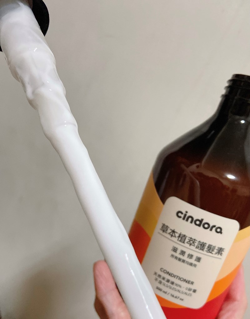 女人知己試用大隊,口碑行銷,部落客行銷,馨朵拉cindora 草本植萃洗髮精+草本植萃護髮素,馨朵拉草本植萃洗髮精,馨朵拉草本植萃護髮素,馨朵拉cindora,堅持不添加任何有疑慮成分,0矽靈,不含SLS, SLES,ALS,ALES,不添加MI/MCI防腐劑,不添加色素,Parabens,不做動物性實驗,撫平糾結毛躁,調理頭皮,敏弱頭皮適用,孕婦適用,溫和不易刺激,Spa級香氛