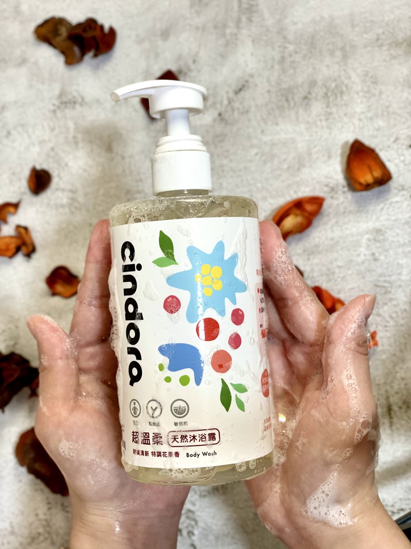 女人知己試用大隊,口碑行銷,部落客行銷,馨朵拉cindora 超溫柔天然沐浴露,馨朵拉,cindora,馨朵拉超溫柔天然沐浴露,女性專用,孕婦適用,生理期適用,全膚質適用,敏弱肌適用,pH4.8黃金比例,私密肌保養,一瓶洗全身,溫和不易刺激,散發甜美花果香,添加胺基酸,鎖水保濕