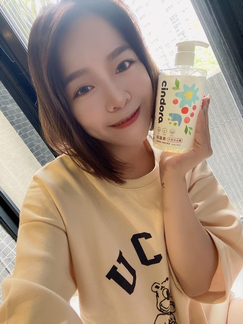 女人知己試用大隊,口碑行銷,部落客行銷,馨朵拉cindora 超溫柔天然沐浴露,馨朵拉,cindora,馨朵拉超溫柔天然沐浴露,女性專用,孕婦適用,生理期適用,全膚質適用,敏弱肌適用,pH4.8黃金比例,私密肌保養,一瓶洗全身,溫和不易刺激,散發甜美花果香,添加胺基酸,鎖水保濕