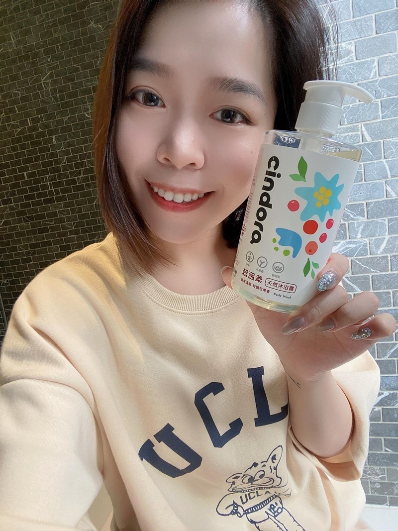 女人知己試用大隊,口碑行銷,部落客行銷,馨朵拉cindora 超溫柔天然沐浴露,馨朵拉,cindora,馨朵拉超溫柔天然沐浴露,女性專用,孕婦適用,生理期適用,全膚質適用,敏弱肌適用,pH4.8黃金比例,私密肌保養,一瓶洗全身,溫和不易刺激,散發甜美花果香,添加胺基酸,鎖水保濕