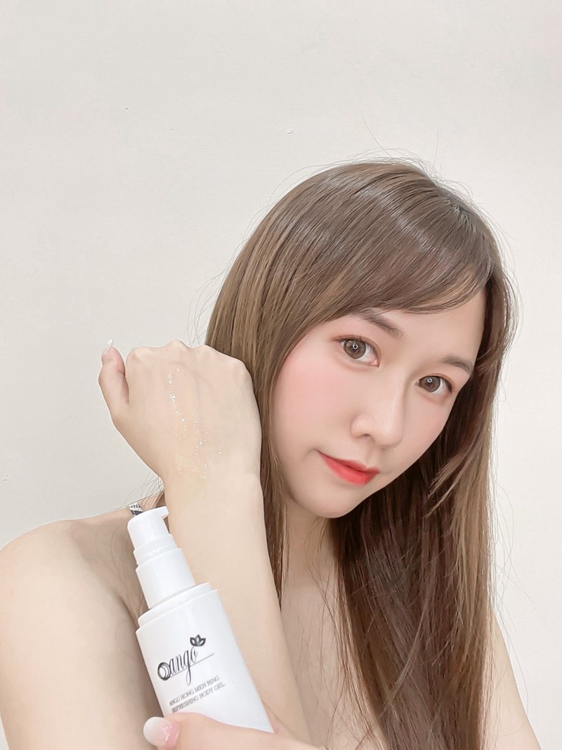 女人知己試用大隊,ANGO安購紅門兵爽身凝膠,抹上之後皮膚會變得很乾爽,
不黏膩比爽身粉舒服,草本配方無香料,可以舒緩皮膚癢,無酒精,可適用於全身肌膚,增加肌膚防禦力
