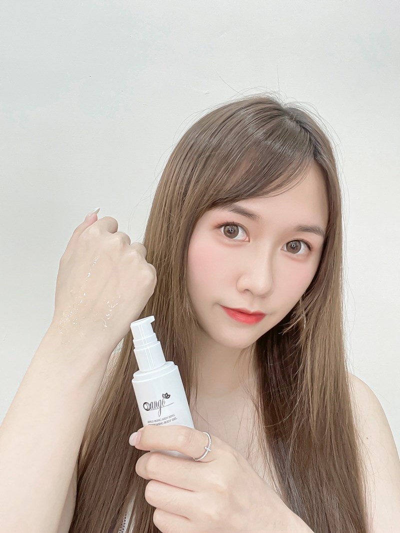 女人知己試用大隊,ANGO安購紅門兵爽身凝膠,抹上之後皮膚會變得很乾爽,
不黏膩比爽身粉舒服,草本配方無香料,可以舒緩皮膚癢,無酒精,可適用於全身肌膚,增加肌膚防禦力