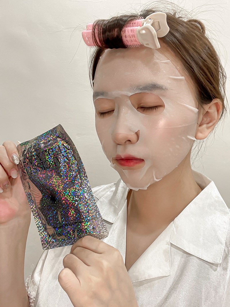 女人知己試用大隊,口碑行銷,部落客行銷,BEMORAL納西瑟斯裸妝面膜,散發柔滑光澤！月光閃粉，10分鐘達到隔離裸素顏,植物萃取日本林原生物糖類，含豐富鉀離子，幫助細胞保持滲透平衡，協助水份完整進入細胞,取用德國引領全球的「閃光粉特殊原料」並合乎歐盟法規，達最高品質與規範要求的安全成份,特級研發面膜紙採用日本紡織領先技術製作以棉籽絨為原料的再生纖維素的纖維組織，具優良的保水性,緊密服貼性,高度透明性,取得SGS檢驗認證,#裸妝面膜