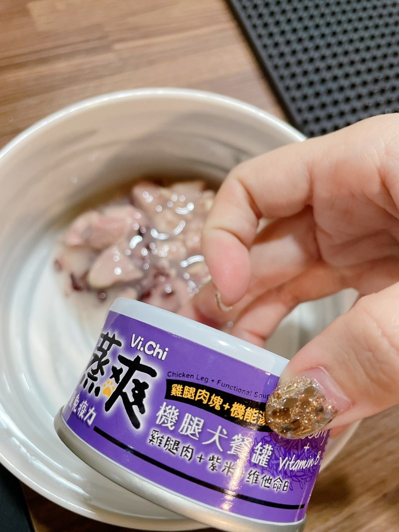 女人知己試用大隊,口碑行銷,部落客行銷,維齊 Vi.Chi 蒸爽機腿犬餐罐 80g,鮮嫩大塊雞腿肉,機能高湯補充營養與水分,低卡路里,低脂肪,易吸收,增強體質,大塊肉塊,口感十足