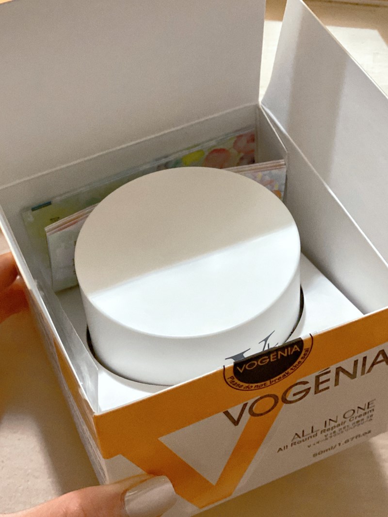 女人知己試用大隊,口碑行銷,部落客行銷,V+全方位修護乳霜,VOGÉNIA V+全方位修護乳霜,舒緩肌膚壓力,生活壓力也是會造成肌膚老化的原因之一,有研究報告指出，生活壓力可能是指生理上的睡眠不足,工作的壓力,人際關係等，還有外在的環境,現今的疫情,氣候的變化，這些對於肌膚來說都是一個壓力的來源。,懶人福星 一罐就足夠,專利研發,保持肌膚水潤度，使肌膚如絲般順滑,有助於舒緩和護理肌膚,提升肌膚對環境傷害的保護力優良製作,國際認證,專業技術