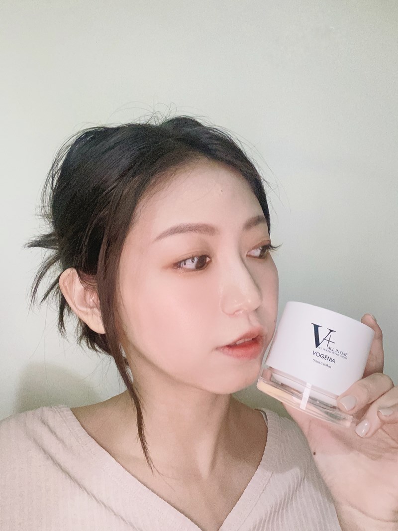女人知己試用大隊,口碑行銷,部落客行銷,V+全方位修護乳霜,VOGÉNIA V+全方位修護乳霜,舒緩肌膚壓力,生活壓力也是會造成肌膚老化的原因之一,有研究報告指出，生活壓力可能是指生理上的睡眠不足,工作的壓力,人際關係等，還有外在的環境,現今的疫情,氣候的變化，這些對於肌膚來說都是一個壓力的來源。,懶人福星 一罐就足夠,專利研發,保持肌膚水潤度，使肌膚如絲般順滑,有助於舒緩和護理肌膚,提升肌膚對環境傷害的保護力優良製作,國際認證,專業技術