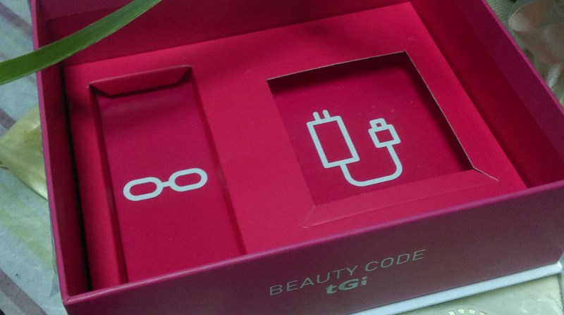 女人知己試用大隊,魔幻奇肌紅光儀,時光密碼,
BeautyCode,紅光儀/紅光機/美容儀/光療機,緊緻,Q彈,膠原自生,非侵入式,無傷口,
居家保養,撫紋,能量直達真皮層