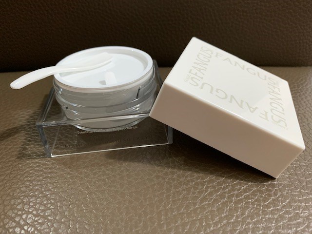 女人知己試用大隊,銀耳多醣活妍晶萃逆時凝沙凍,銀耳萃取,
植萃精華,吉拉索蘆薈萃取,祕魯人蔘根,橄欖葉萃取,
露珠草萃取液,無人工香料,不含酒精,
清爽不黏膩,保濕,柔嫩,光滑,緊實,改善暗沉
