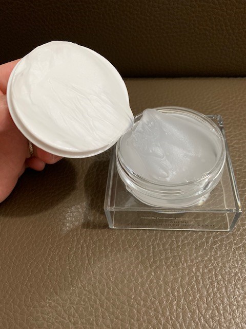 女人知己試用大隊,銀耳多醣活妍晶萃逆時凝沙凍,銀耳萃取,
植萃精華,吉拉索蘆薈萃取,祕魯人蔘根,橄欖葉萃取,
露珠草萃取液,無人工香料,不含酒精,
清爽不黏膩,保濕,柔嫩,光滑,緊實,改善暗沉
