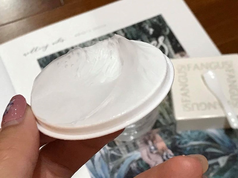 女人知己試用大隊,銀耳多醣活妍晶萃逆時凝沙凍,銀耳萃取,
植萃精華,吉拉索蘆薈萃取,祕魯人蔘根,橄欖葉萃取,
露珠草萃取液,無人工香料,不含酒精,
清爽不黏膩,保濕,柔嫩,光滑,緊實,改善暗沉
