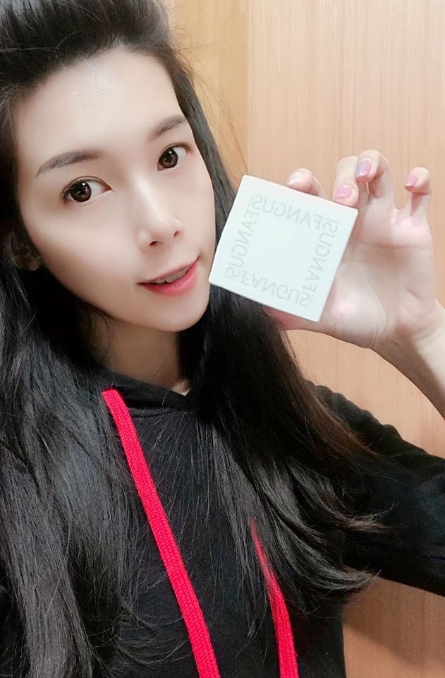 女人知己試用大隊,銀耳多醣活妍晶萃逆時凝沙凍,銀耳萃取,
植萃精華,吉拉索蘆薈萃取,祕魯人蔘根,橄欖葉萃取,
露珠草萃取液,無人工香料,不含酒精,
清爽不黏膩,保濕,柔嫩,光滑,緊實,改善暗沉
