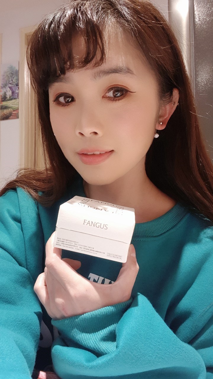 女人知己試用大隊,銀耳多醣活妍晶萃逆時凝沙凍,銀耳萃取,
植萃精華,吉拉索蘆薈萃取,祕魯人蔘根,橄欖葉萃取,
露珠草萃取液,無人工香料,不含酒精,
清爽不黏膩,保濕,柔嫩,光滑,緊實,改善暗沉
