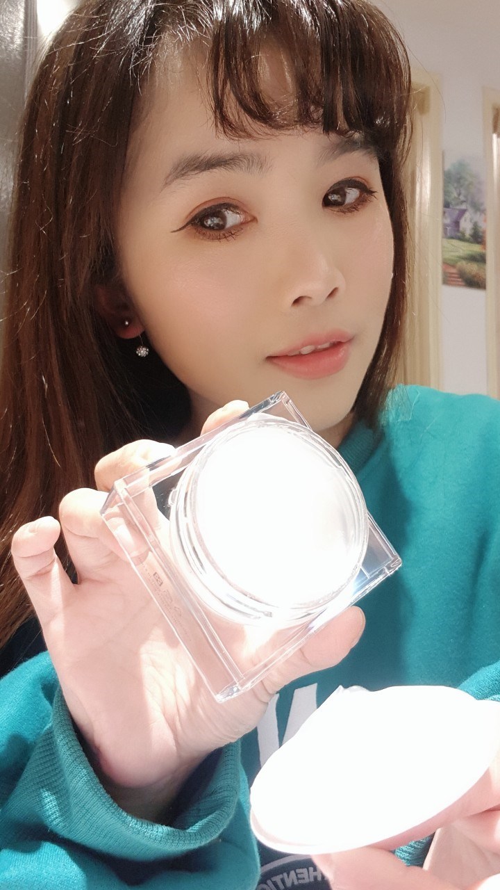 女人知己試用大隊,銀耳多醣活妍晶萃逆時凝沙凍,銀耳萃取,
植萃精華,吉拉索蘆薈萃取,祕魯人蔘根,橄欖葉萃取,
露珠草萃取液,無人工香料,不含酒精,
清爽不黏膩,保濕,柔嫩,光滑,緊實,改善暗沉
