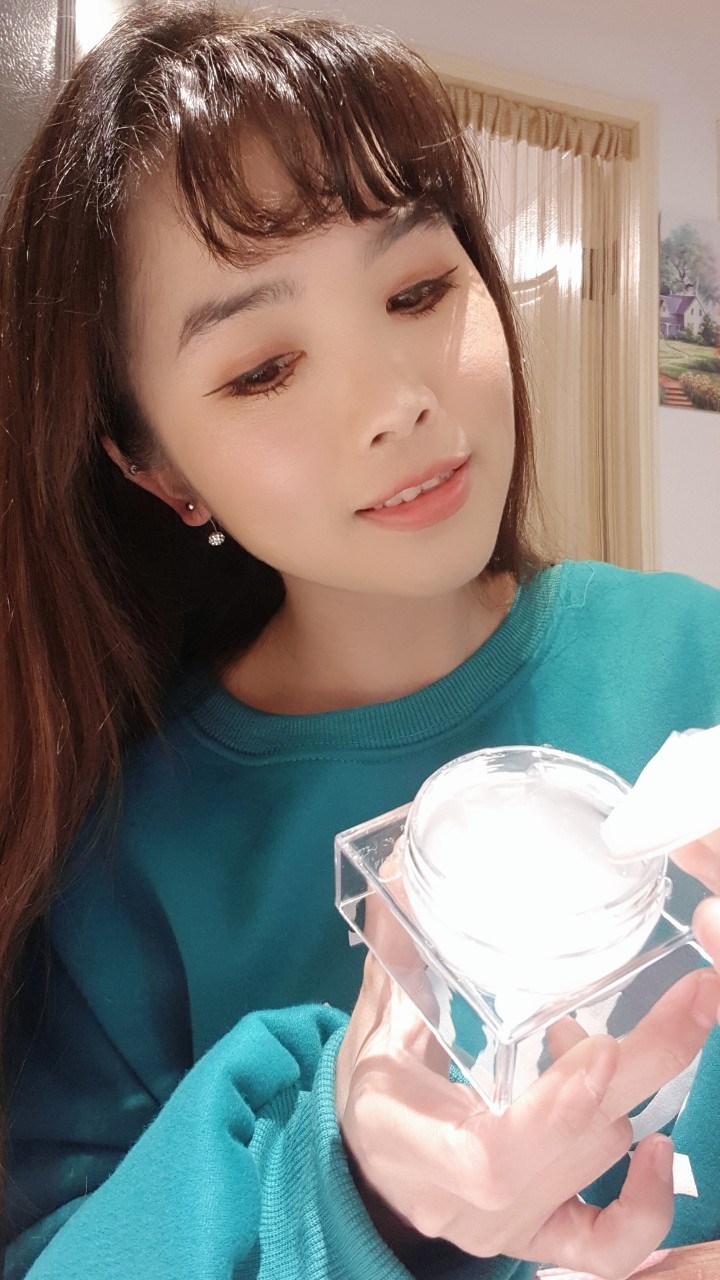 女人知己試用大隊,銀耳多醣活妍晶萃逆時凝沙凍,銀耳萃取,
植萃精華,吉拉索蘆薈萃取,祕魯人蔘根,橄欖葉萃取,
露珠草萃取液,無人工香料,不含酒精,
清爽不黏膩,保濕,柔嫩,光滑,緊實,改善暗沉
