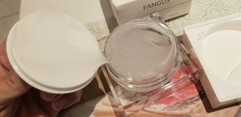 女人知己試用大隊,銀耳多醣活妍晶萃逆時凝沙凍,銀耳萃取,
植萃精華,吉拉索蘆薈萃取,祕魯人蔘根,橄欖葉萃取,
露珠草萃取液,無人工香料,不含酒精,
清爽不黏膩,保濕,柔嫩,光滑,緊實,改善暗沉
