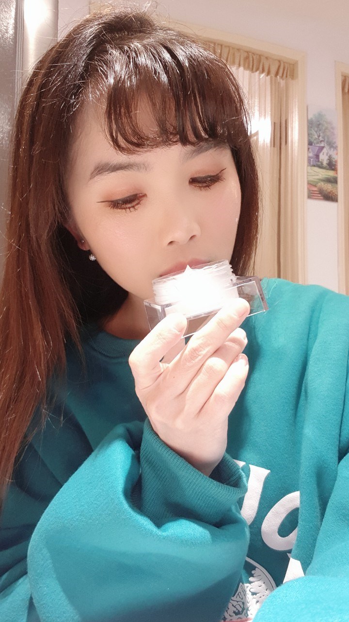 女人知己試用大隊,銀耳多醣活妍晶萃逆時凝沙凍,銀耳萃取,
植萃精華,吉拉索蘆薈萃取,祕魯人蔘根,橄欖葉萃取,
露珠草萃取液,無人工香料,不含酒精,
清爽不黏膩,保濕,柔嫩,光滑,緊實,改善暗沉
