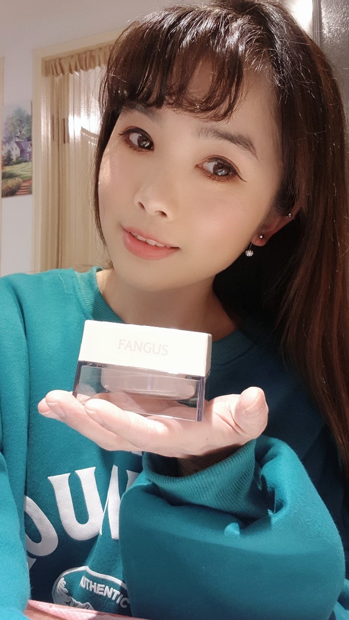 女人知己試用大隊,銀耳多醣活妍晶萃逆時凝沙凍,銀耳萃取,
植萃精華,吉拉索蘆薈萃取,祕魯人蔘根,橄欖葉萃取,
露珠草萃取液,無人工香料,不含酒精,
清爽不黏膩,保濕,柔嫩,光滑,緊實,改善暗沉
