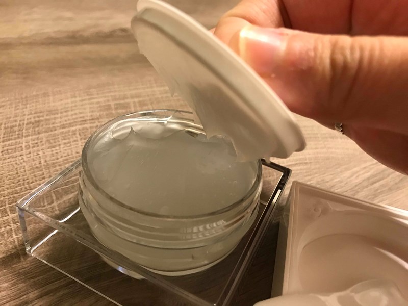 女人知己試用大隊,銀耳多醣活妍晶萃逆時凝沙凍,銀耳萃取,
植萃精華,吉拉索蘆薈萃取,祕魯人蔘根,橄欖葉萃取,
露珠草萃取液,無人工香料,不含酒精,
清爽不黏膩,保濕,柔嫩,光滑,緊實,改善暗沉
