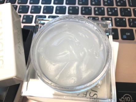 女人知己試用大隊,銀耳多醣活妍晶萃逆時凝沙凍,銀耳萃取,
植萃精華,吉拉索蘆薈萃取,祕魯人蔘根,橄欖葉萃取,
露珠草萃取液,無人工香料,不含酒精,
清爽不黏膩,保濕,柔嫩,光滑,緊實,改善暗沉
