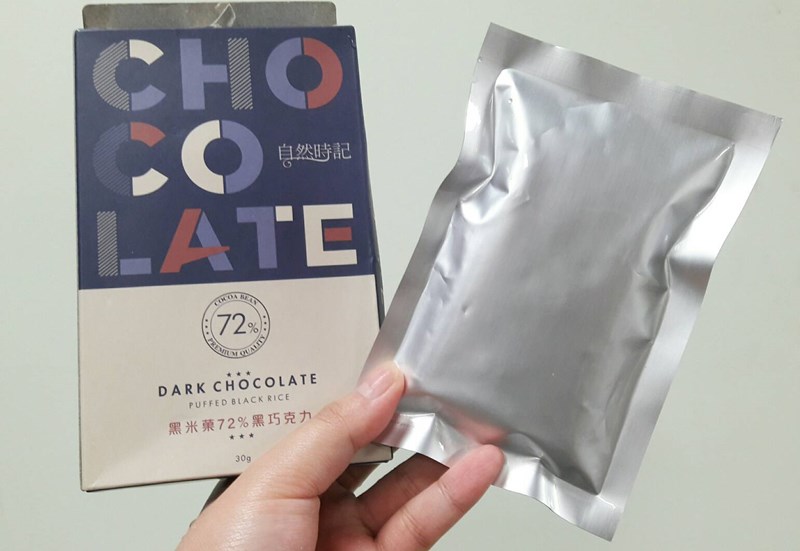 女人知己試用大隊,自然時記黑米菓72%黑巧克力,純巧克力,無添加香料,無添加人工甜味劑,無添加色素,無添加防腐劑,採用純可可脂原料,運用荷蘭頂級專業加工技術,一口咬下，口感酥脆且餘韻無窮
