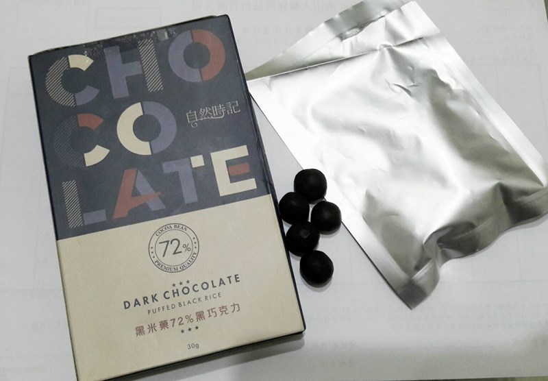 女人知己試用大隊,自然時記黑米菓72%黑巧克力,純巧克力,無添加香料,無添加人工甜味劑,無添加色素,無添加防腐劑,採用純可可脂原料,運用荷蘭頂級專業加工技術,一口咬下，口感酥脆且餘韻無窮